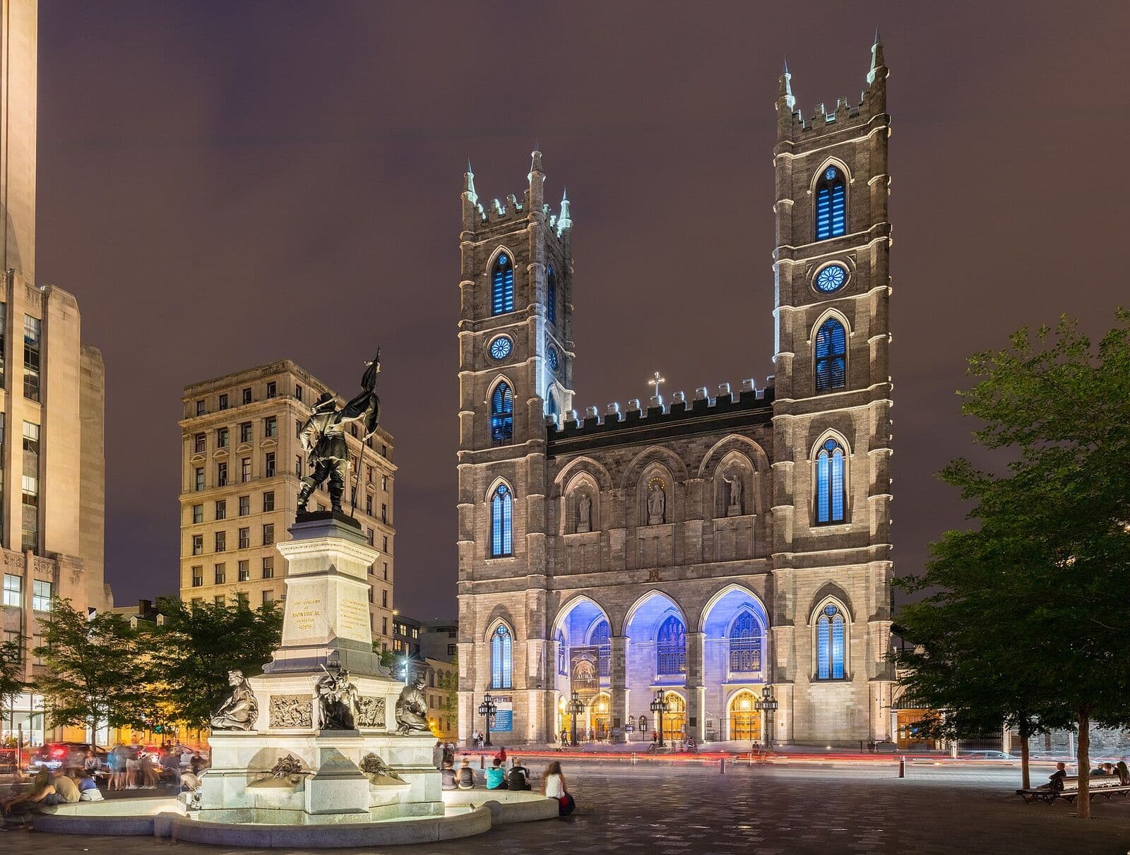Basílica de Notre-Dame de Montreal iluminada de noche