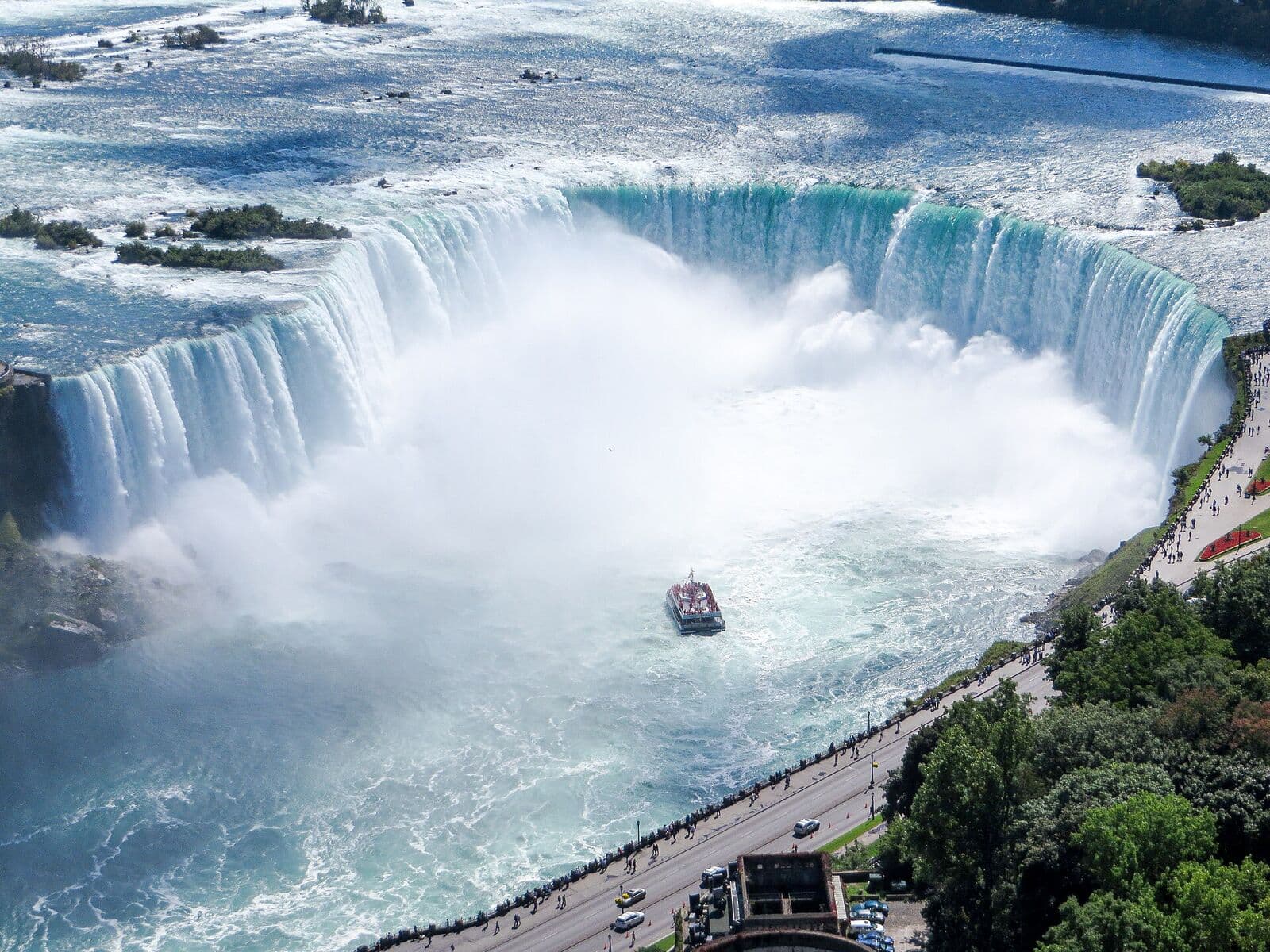 Cataratas Horseshoe del Niágara con un barco acercándose a la neblina