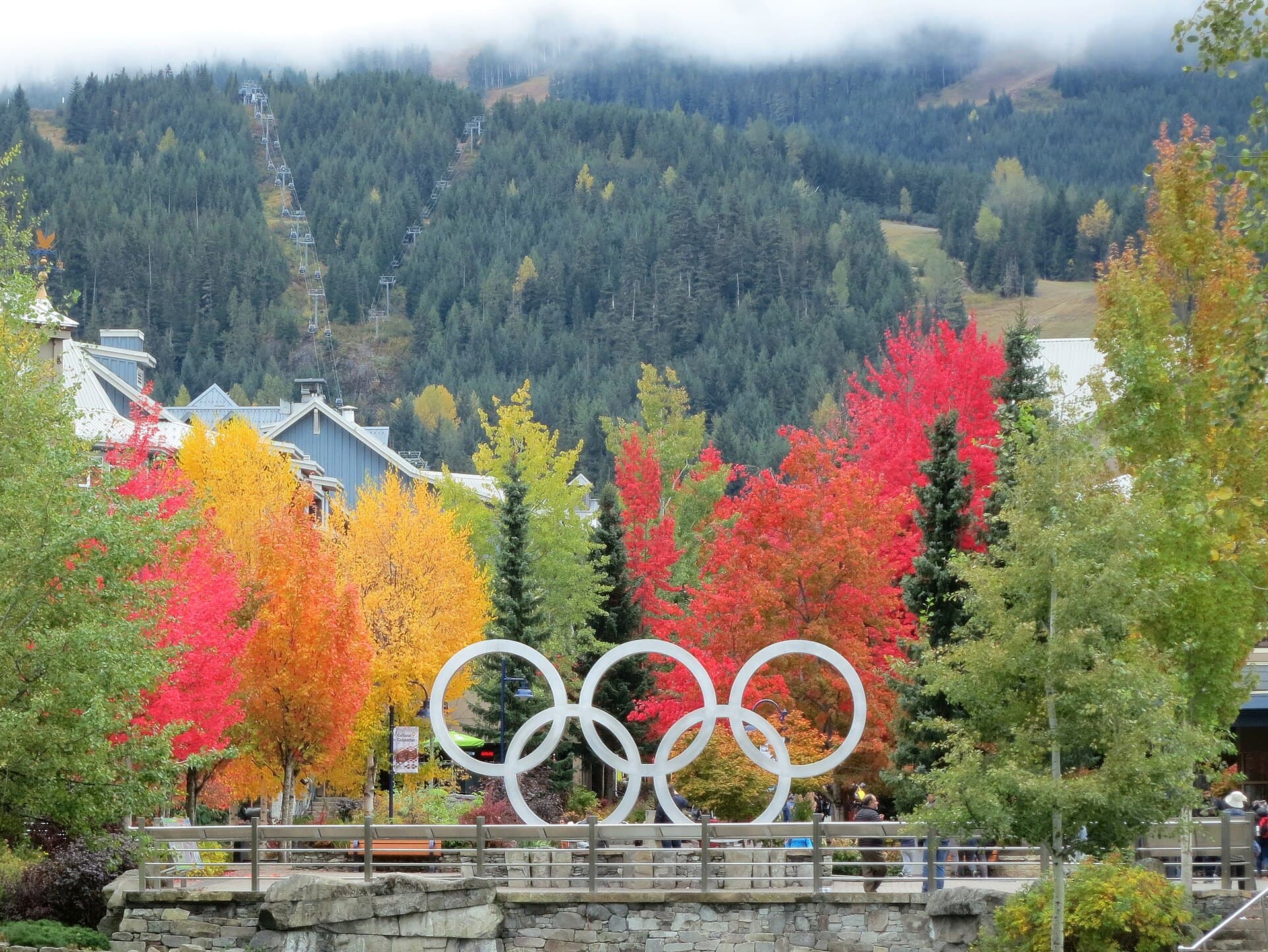 Aros olímpicos en Whistler rodeados de árboles con colores de otoño